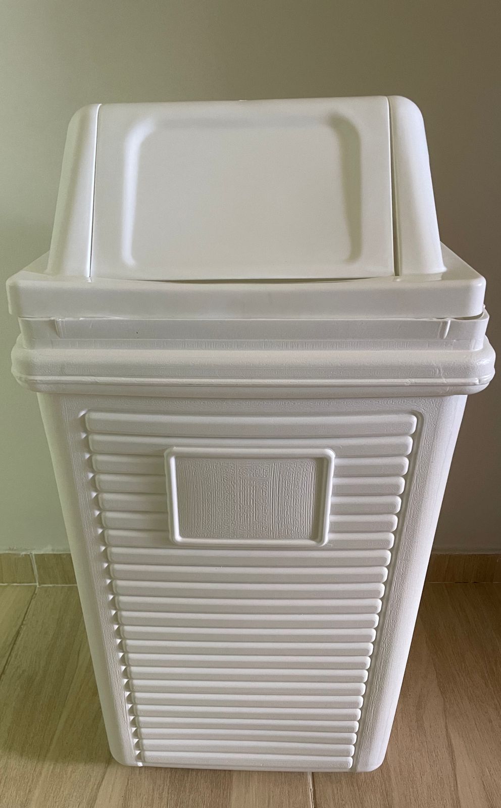 LIXEIRA QUADRADA SOPRADA BASC. 60 LTS BRANCO