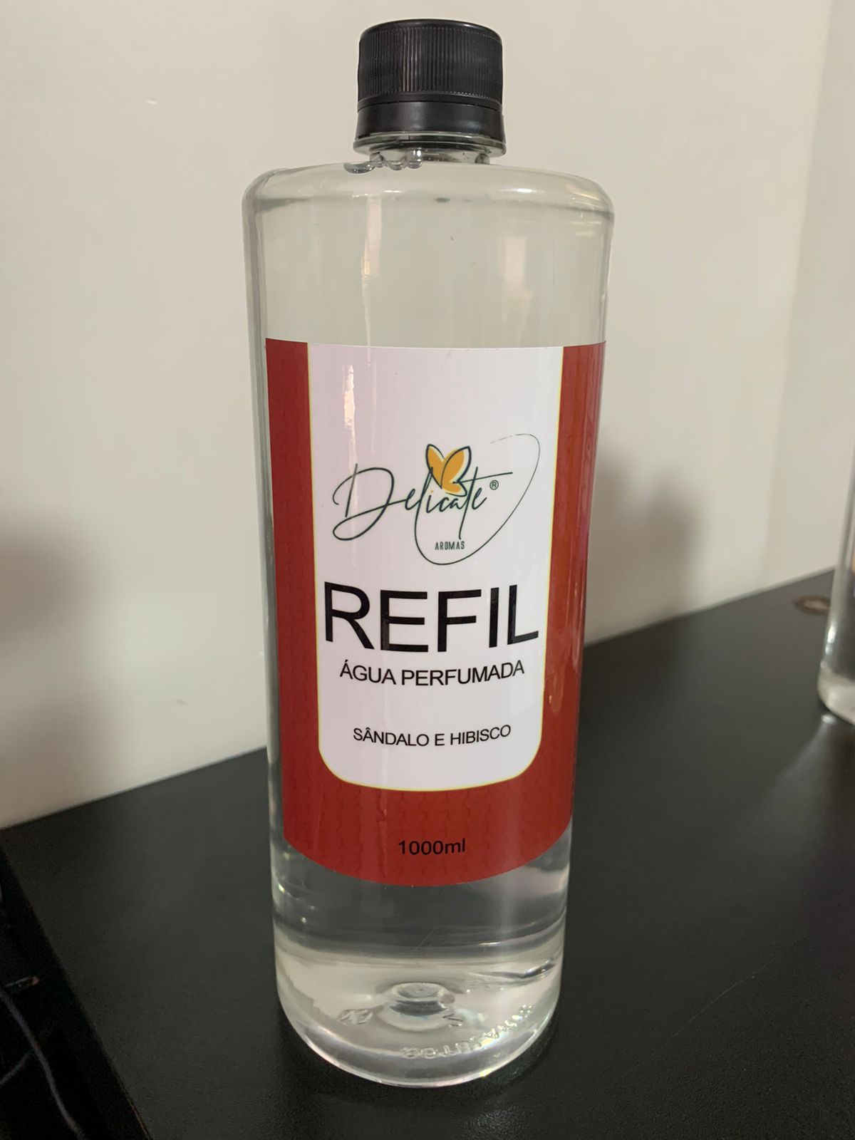 REFIL AGUA PERFUMADA 1000ML  DELICATE  – SANDALO E HIBISCO